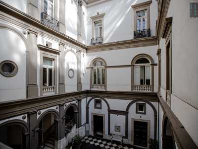 Dai livelli superiori si aprono poi molteplici finestre: sul primo piano le pi� grandi sono decorate con arco a tutto sesto e sorrette da piccole colonne, le pi� piccole sono invece architravate